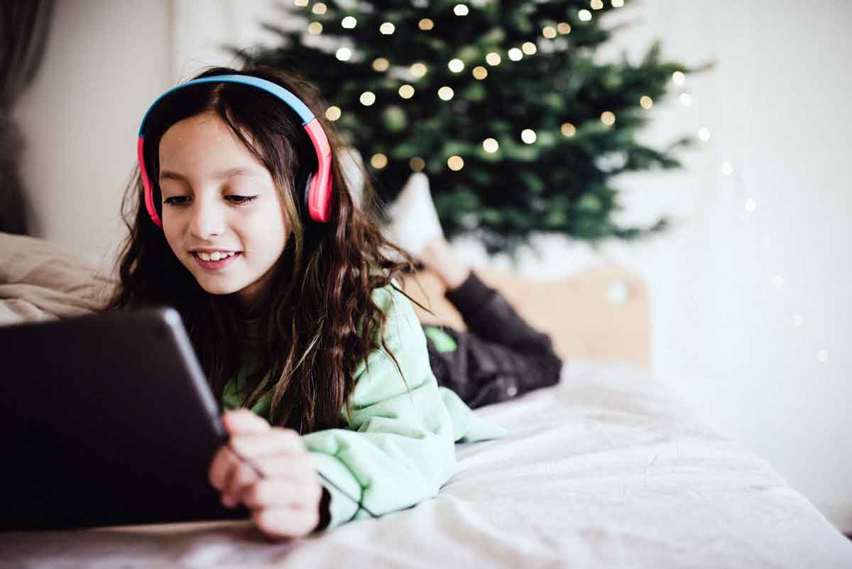 Parenting in the Digital Era: Managing Screen Time for Kids During Winter Vacations